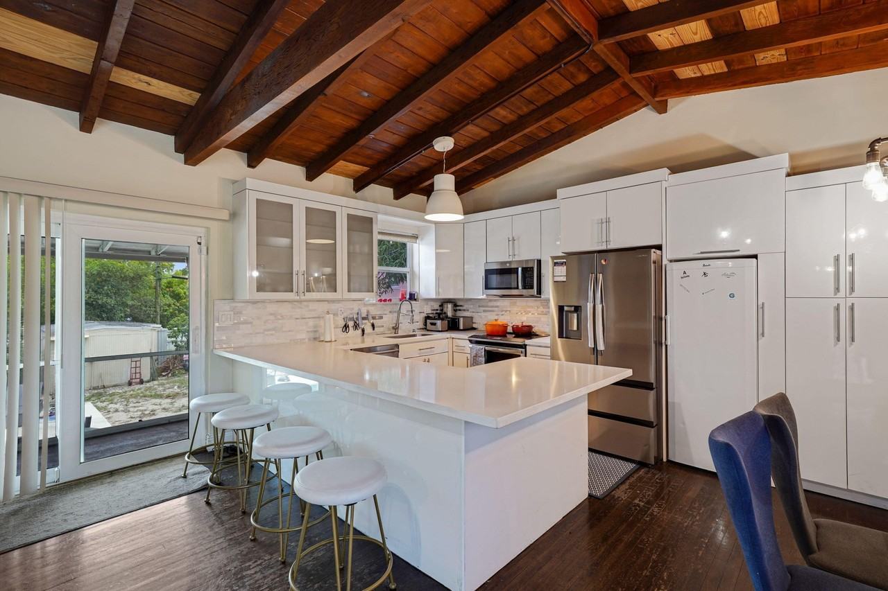 220 Nw 42nd St - Photo 6 of 39