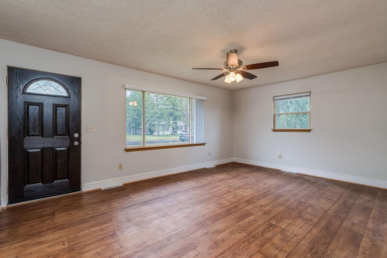 105 Jay St - Photo 4 of 25