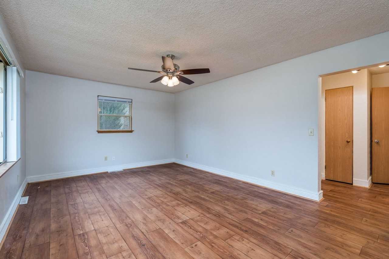 105 Jay St - Photo 5 of 25