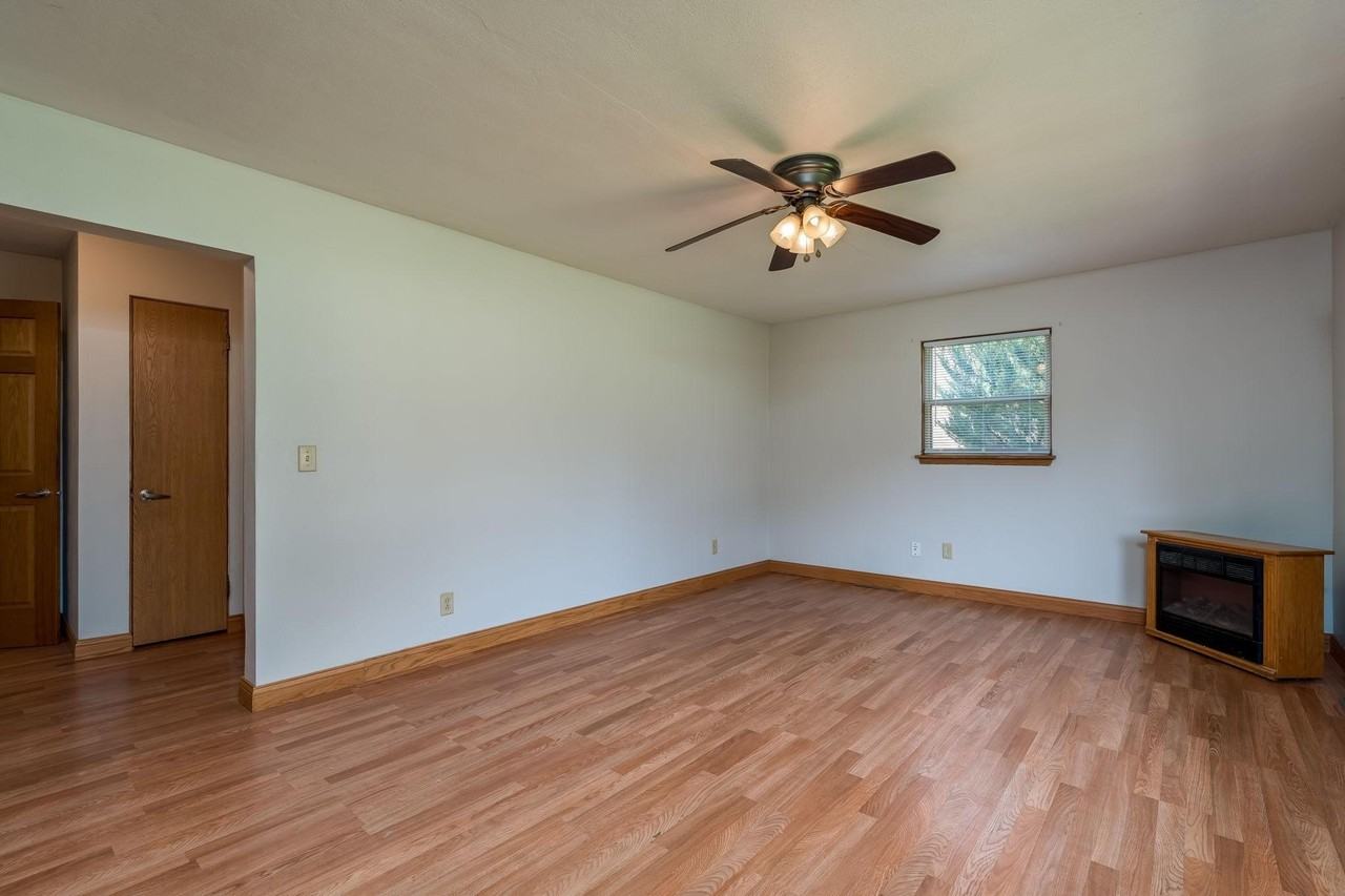 109 Jay St - Photo 4 of 23