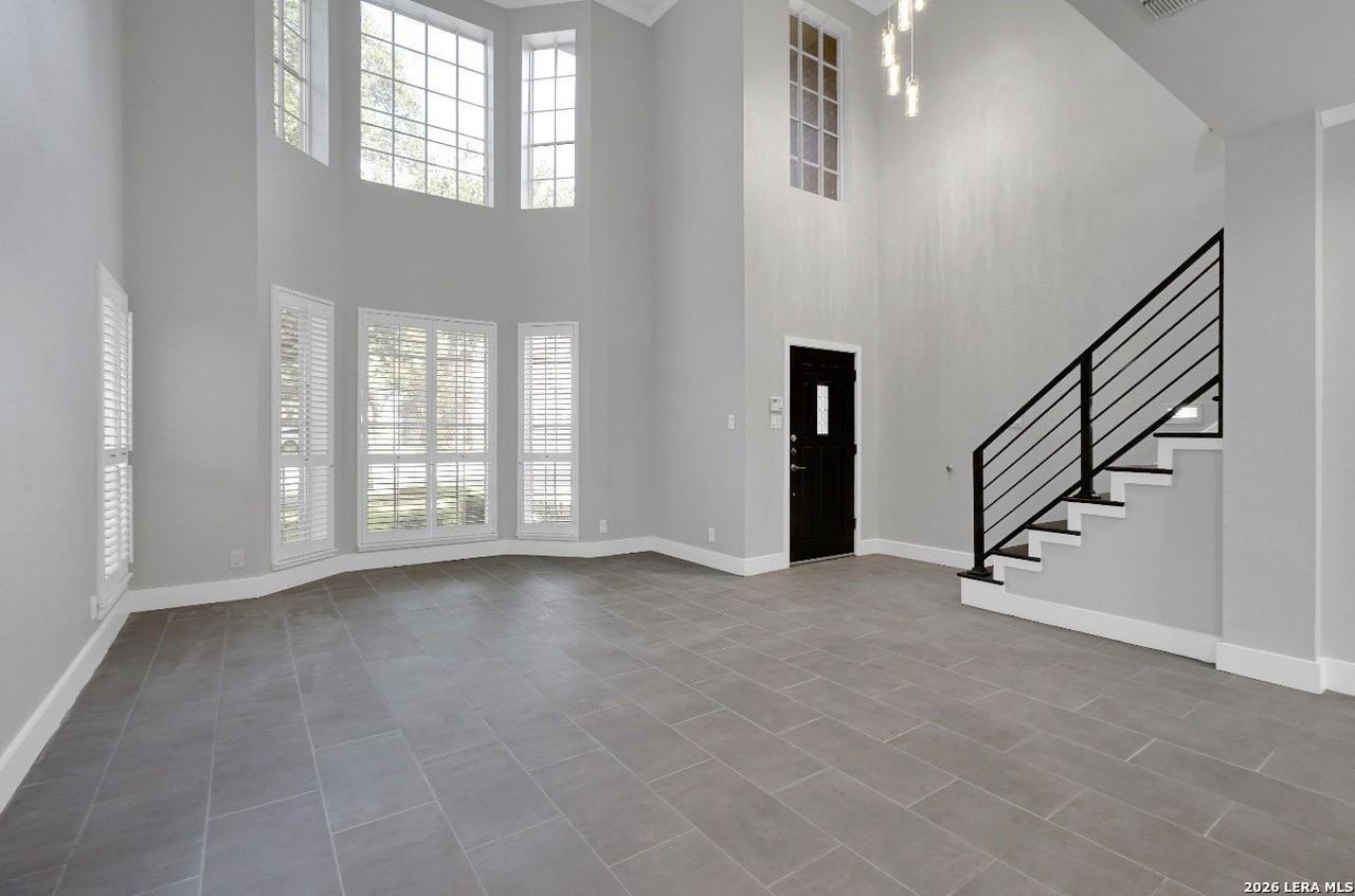 410 Shadowbluff Dr - Photo 5 of 19