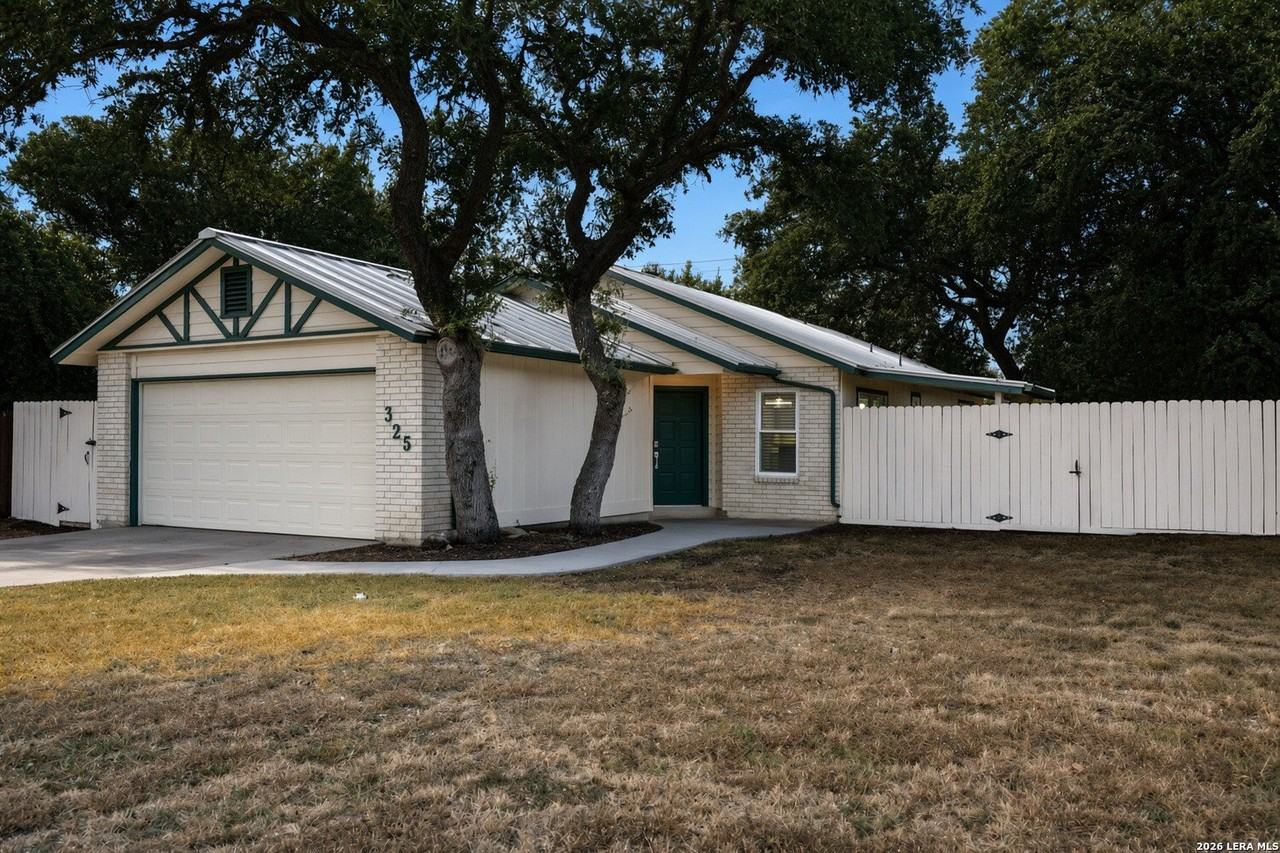 325 Bentwood Dr - Photo 2 of 25