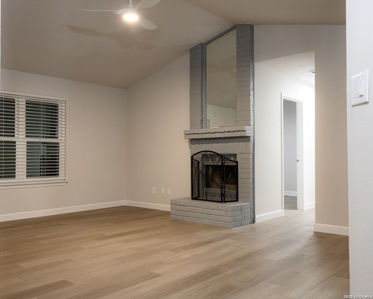 325 Bentwood Dr - Photo 3 of 25