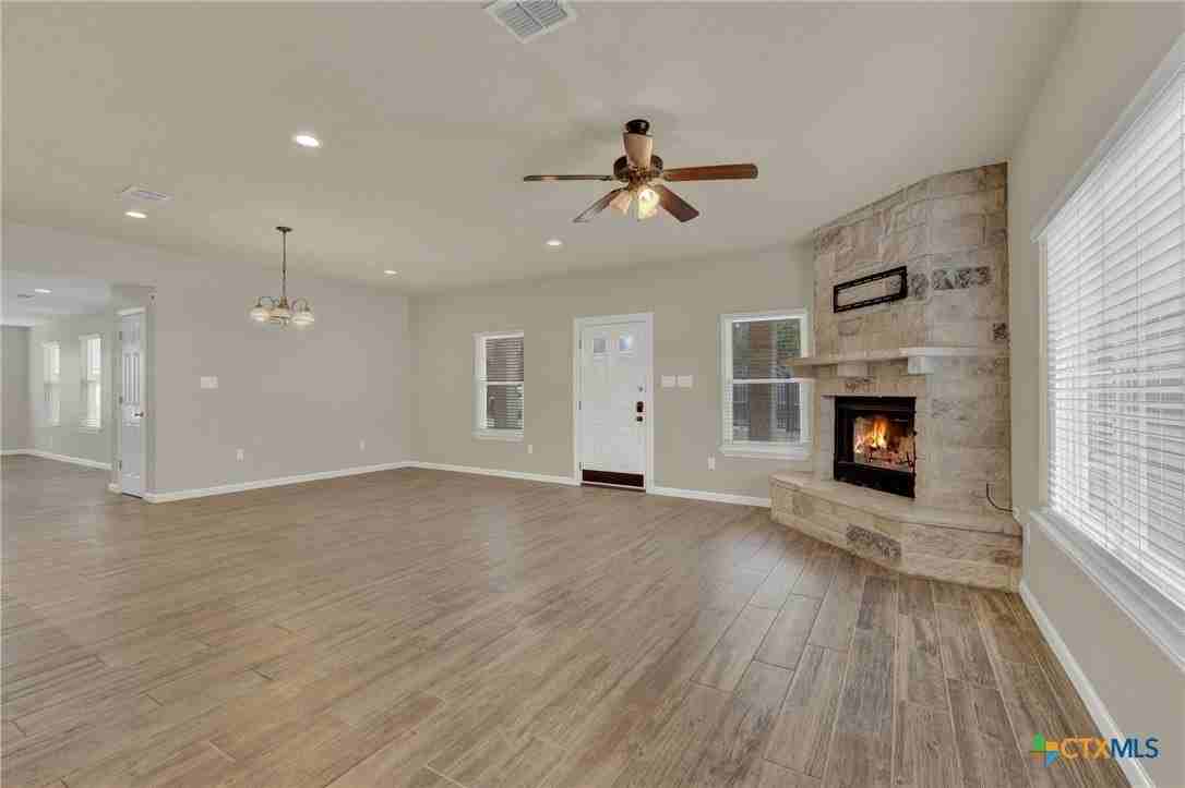 1452 Lakeview Dr - Photo 5 of 26