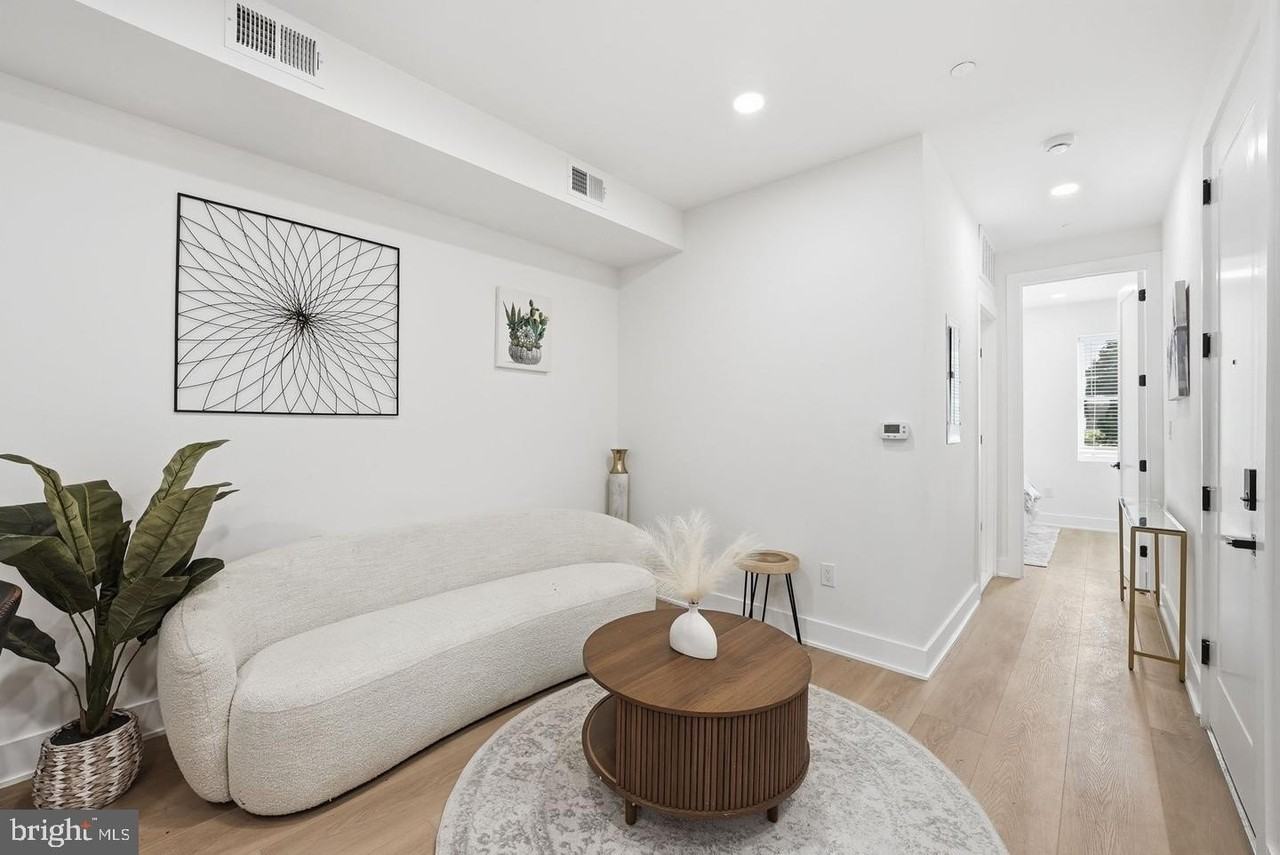 705 Quincy St Ne #4 - Photo 4 of 15