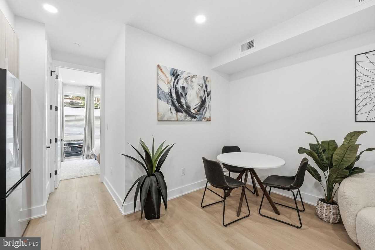 705 Quincy St Ne #4 - Photo 5 of 15
