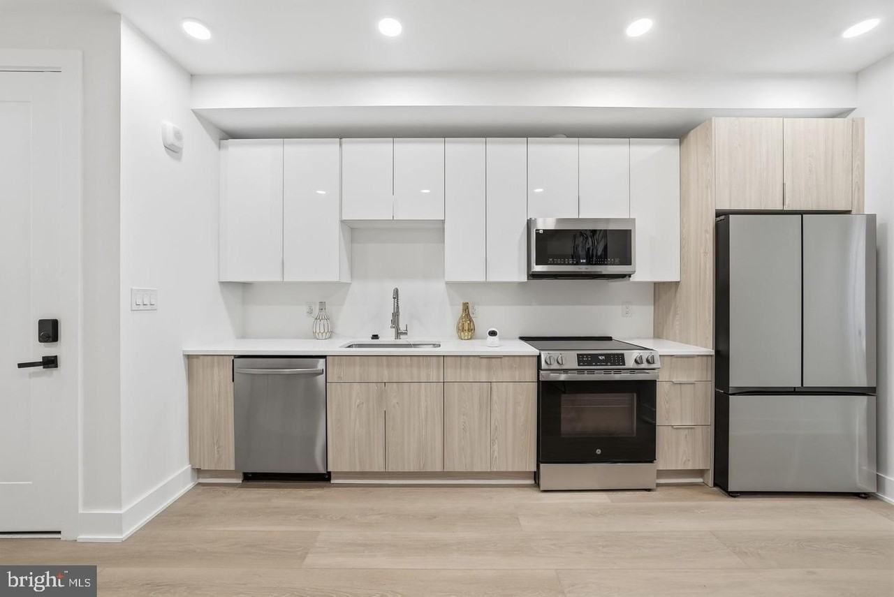 705 Quincy St Ne #4 - Photo 6 of 15