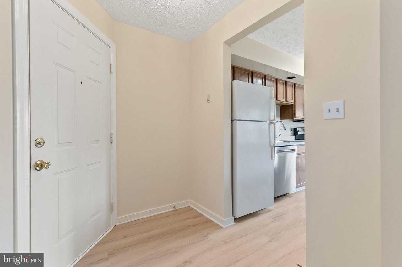 1710 Landmark Dr #2E - Photo 3 of 34