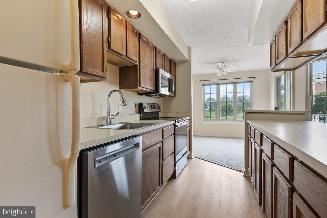 1710 Landmark Dr #2E - Photo 4 of 34