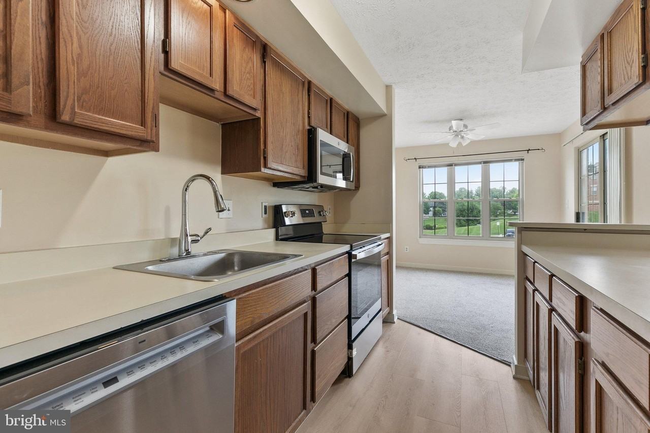 1710 Landmark Dr #2E - Photo 5 of 34