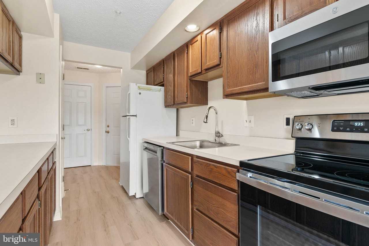 1710 Landmark Dr #2E - Photo 7 of 34