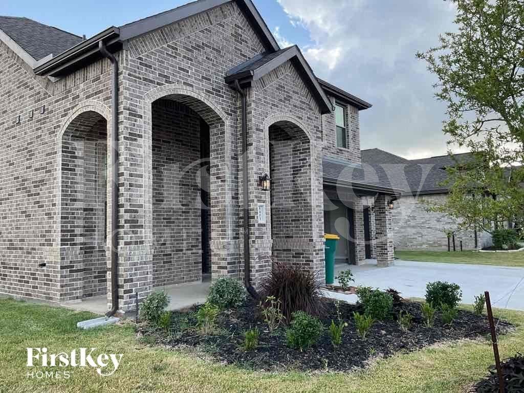 8403 Amber Bend Dr - Photo 2 of 12