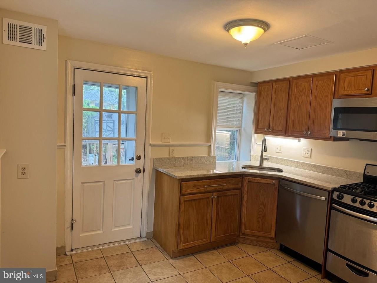 9067 Baltimore St - Photo 5 of 24