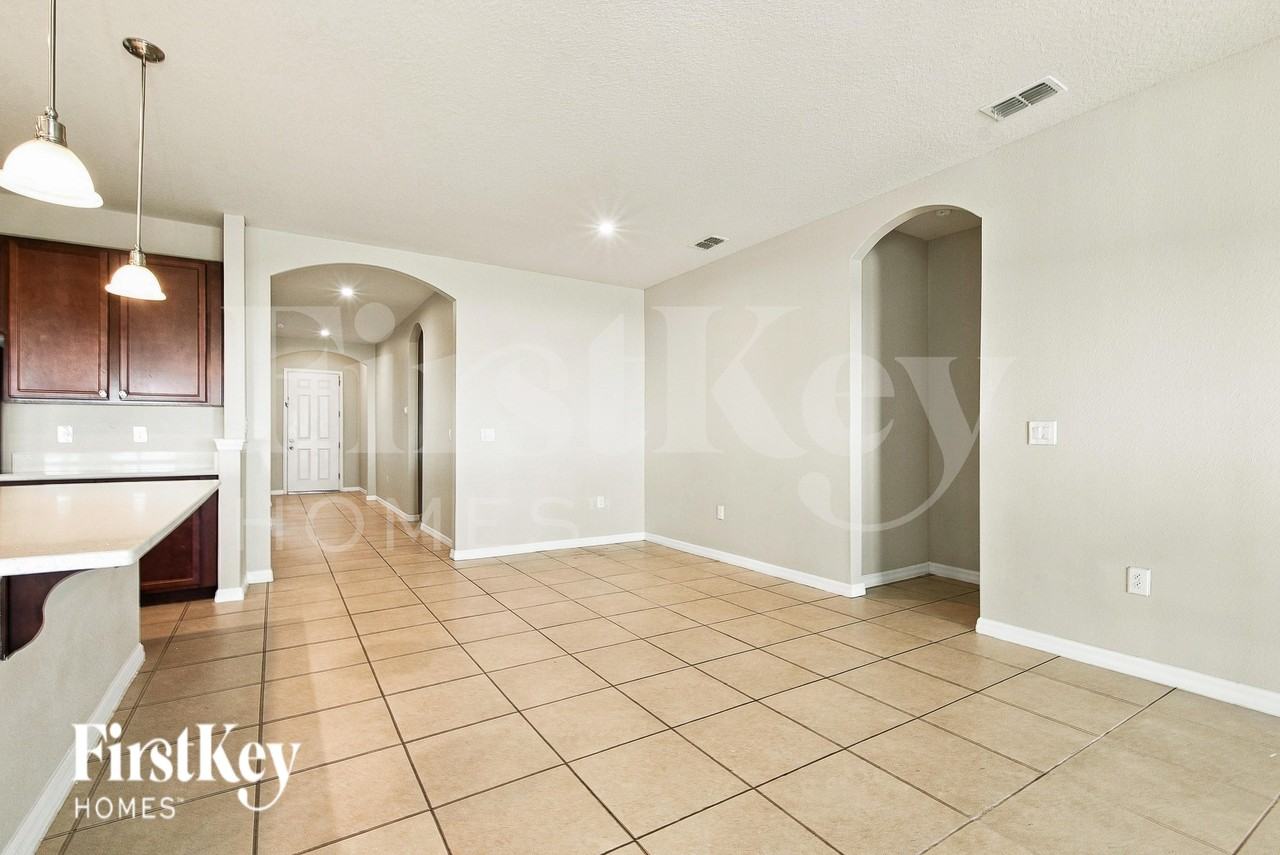 954 Glazebrook Loop - Photo 3 of 17