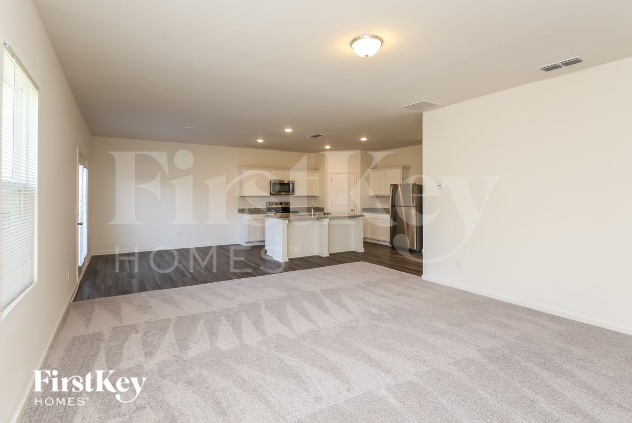 104 Carnaby St - Photo 3 of 15