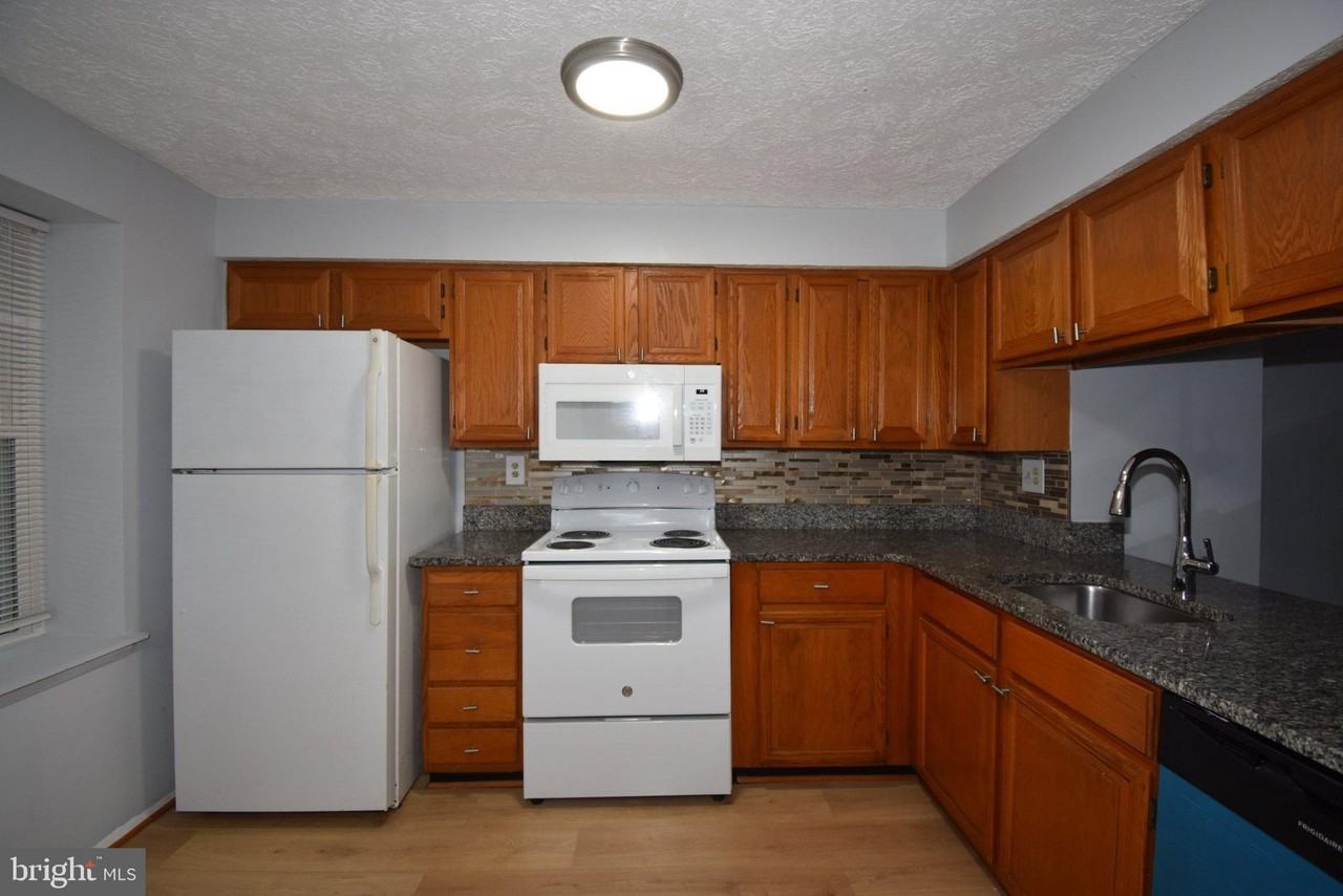 2839 Shepperton Ter - Photo 4 of 31