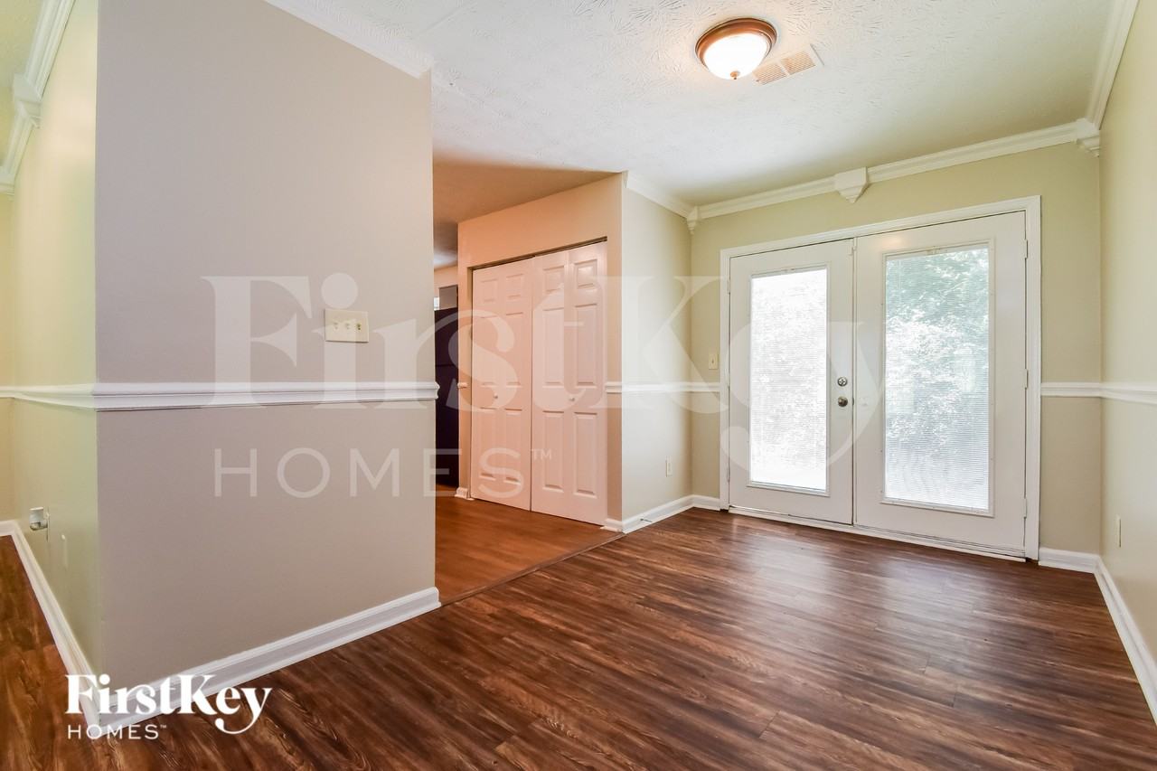 5098 Fairforest Dr - Photo 5 of 15