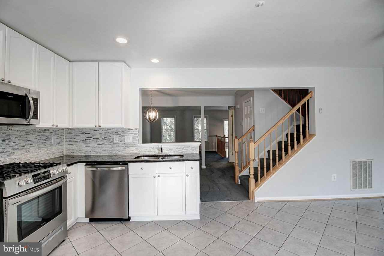 1121 Lindsay Ln - Photo 5 of 32