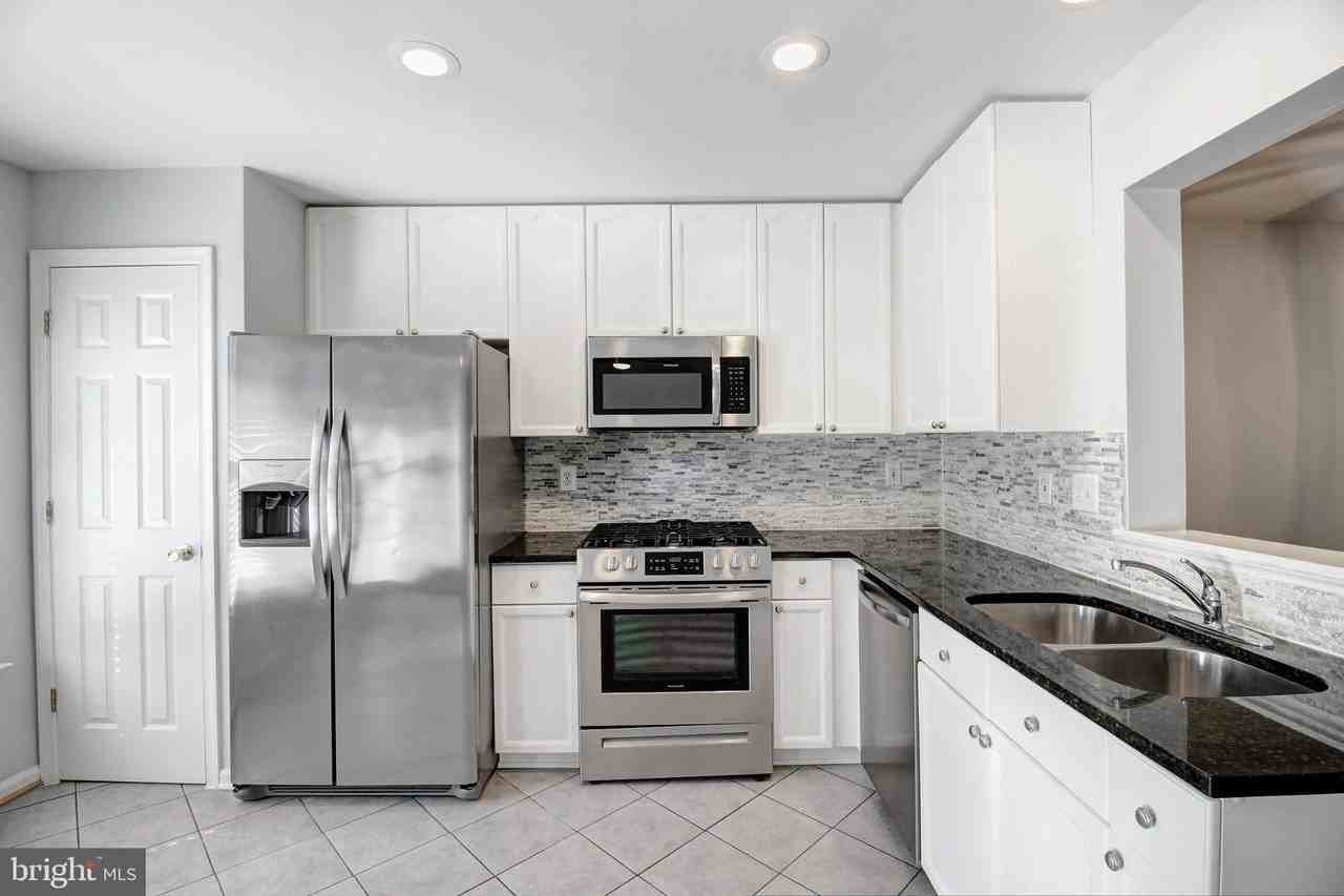 1121 Lindsay Ln - Photo 6 of 32