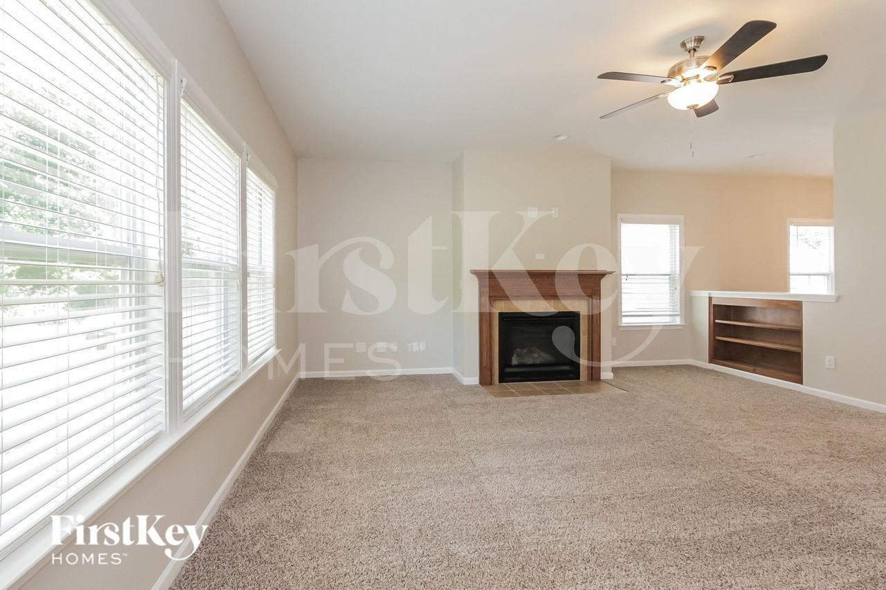 111 N Cromwell Dr - Photo 5 of 15