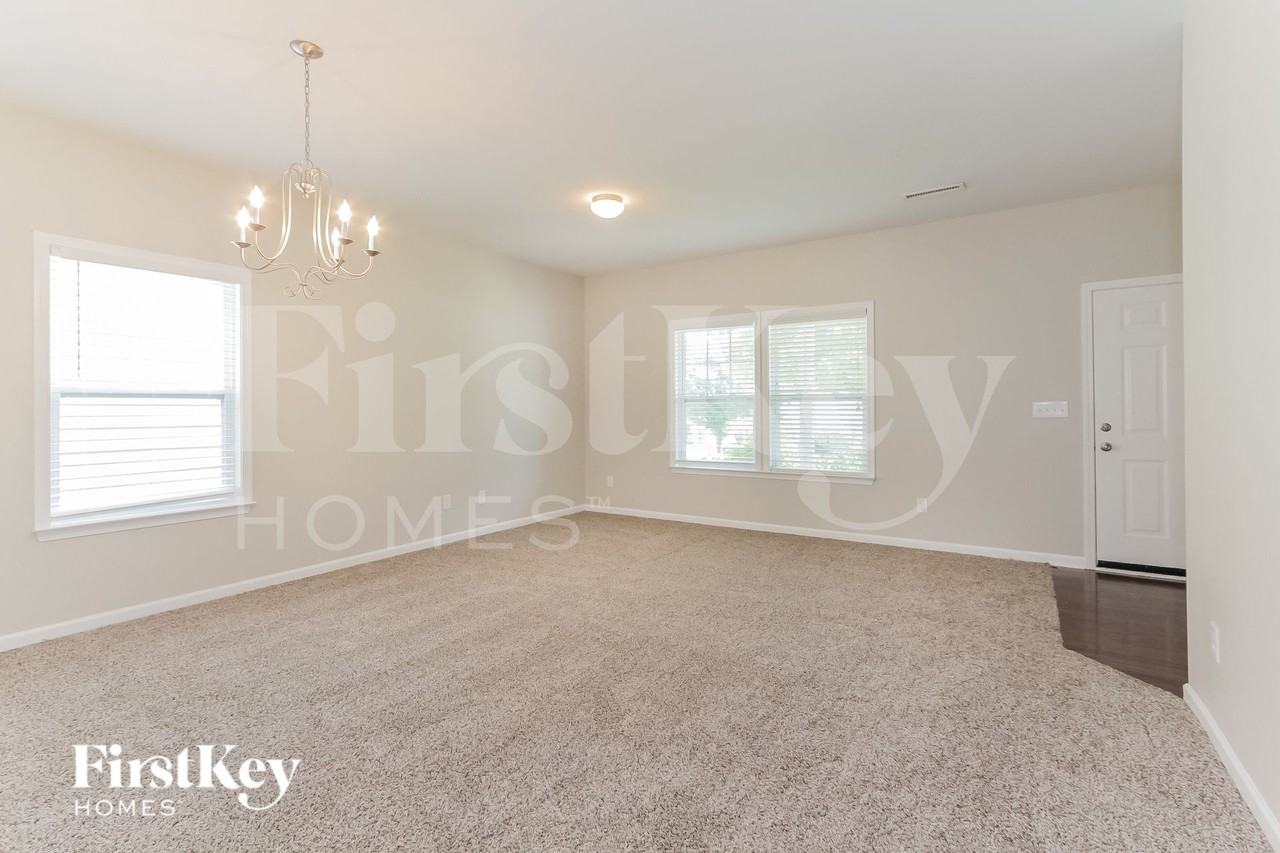 111 N Cromwell Dr - Photo 6 of 15
