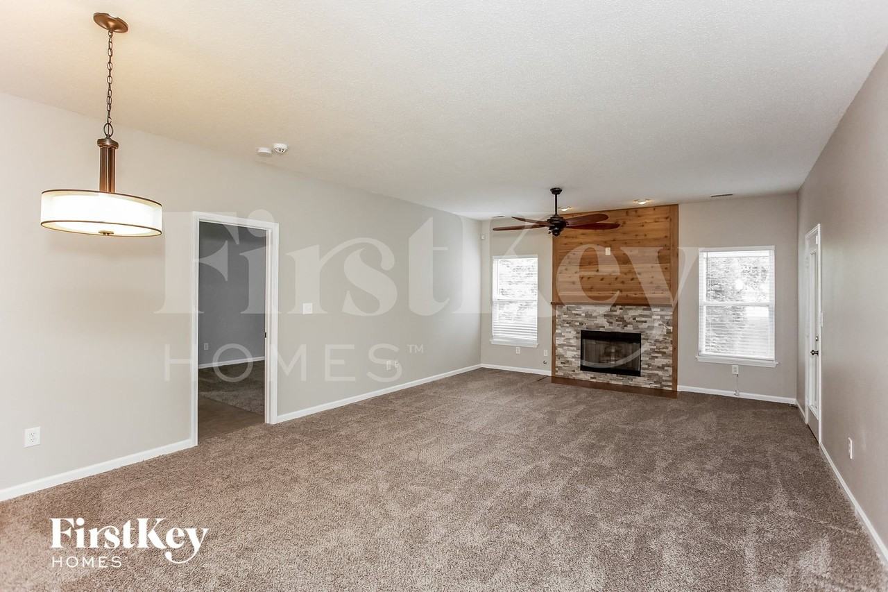 19194 Fox Chase Dr - Photo 3 of 15