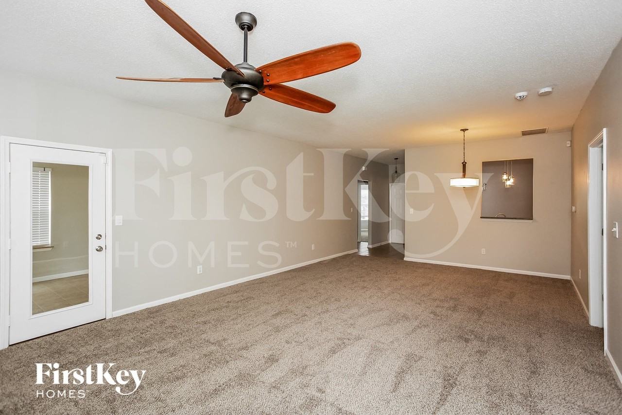 19194 Fox Chase Dr - Photo 4 of 15
