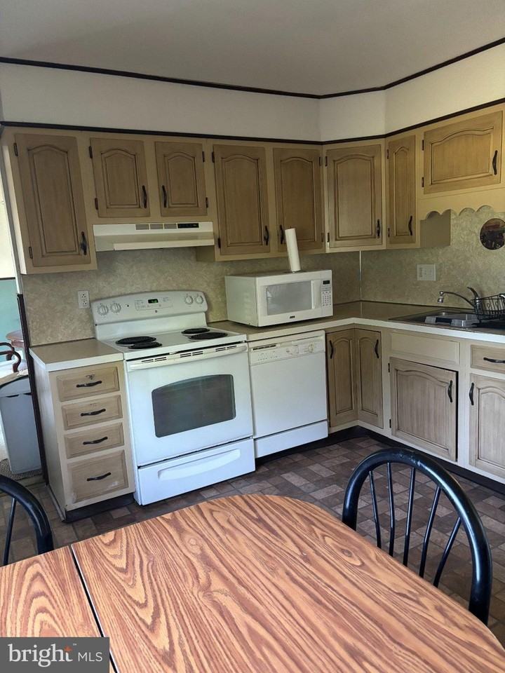 114 Cornell Rd - Photo 3 of 24