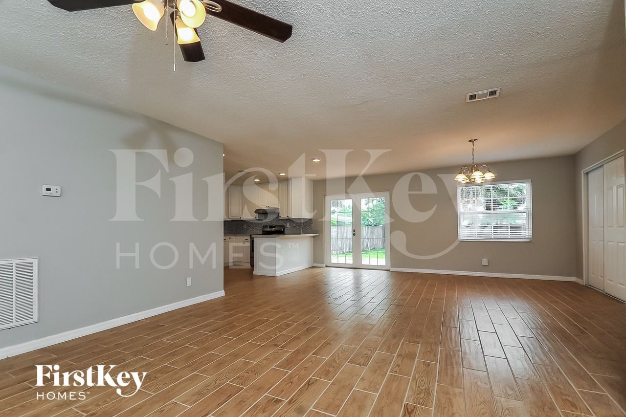 6229 Florida Cir W - Photo 4 of 18