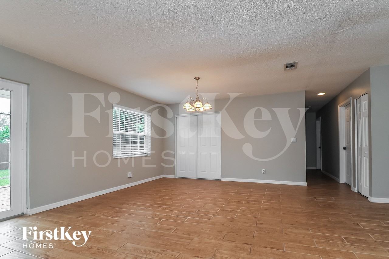 6229 Florida Cir W - Photo 5 of 18