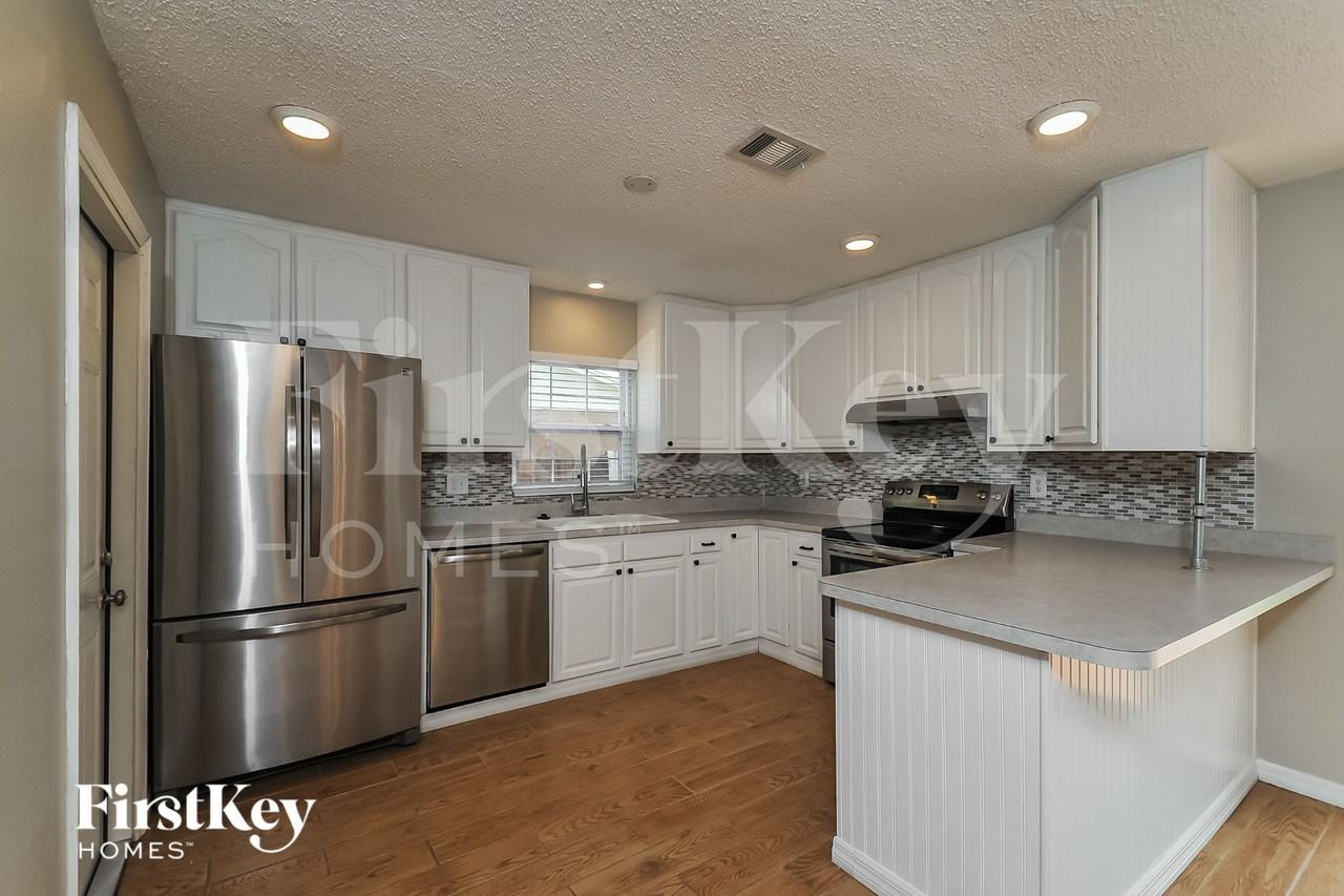 6229 Florida Cir W - Photo 7 of 18