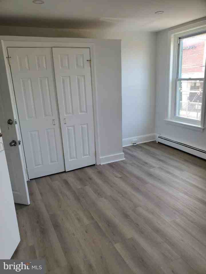 160 Girard Ave - Photo 4 of 10