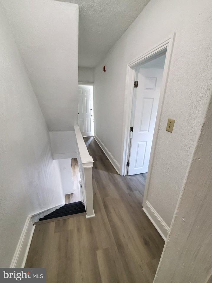 160 Girard Ave - Photo 7 of 10