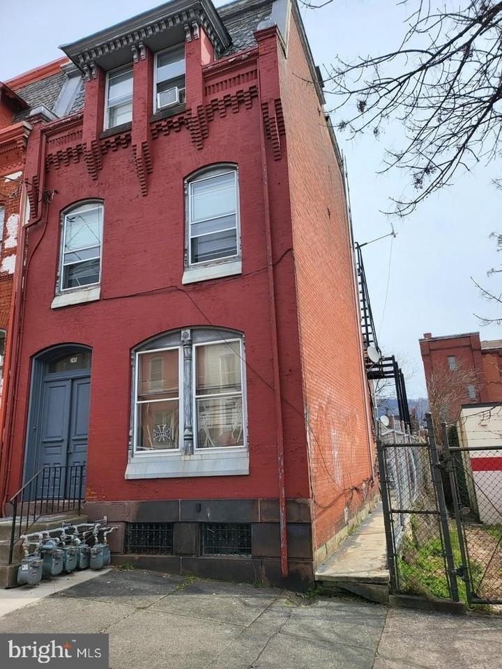 345 N 4th St
