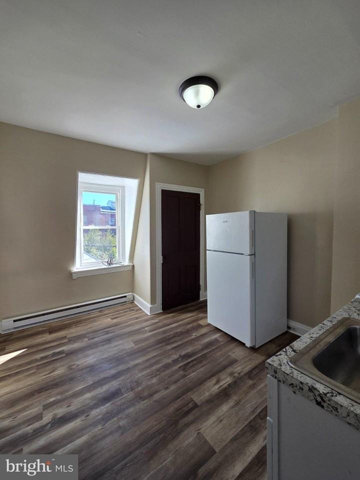 345 N 4th St - Photo 5 of 7