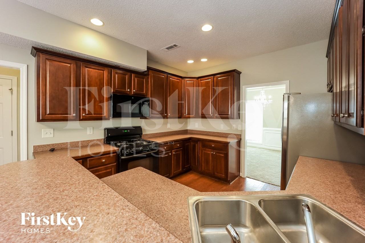333 Westhill Dr - Photo 4 of 14