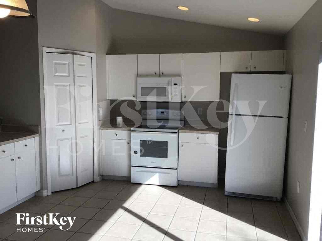 2521 69th St W - Photo 5 of 15