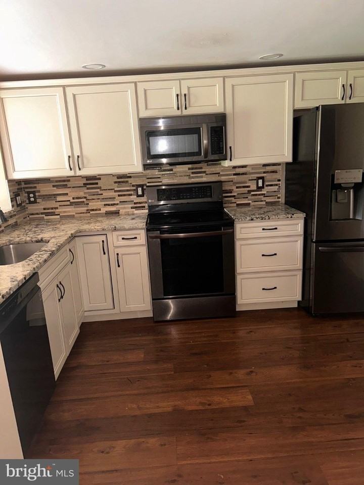 447 Stonehedge Ln - Photo 4 of 10