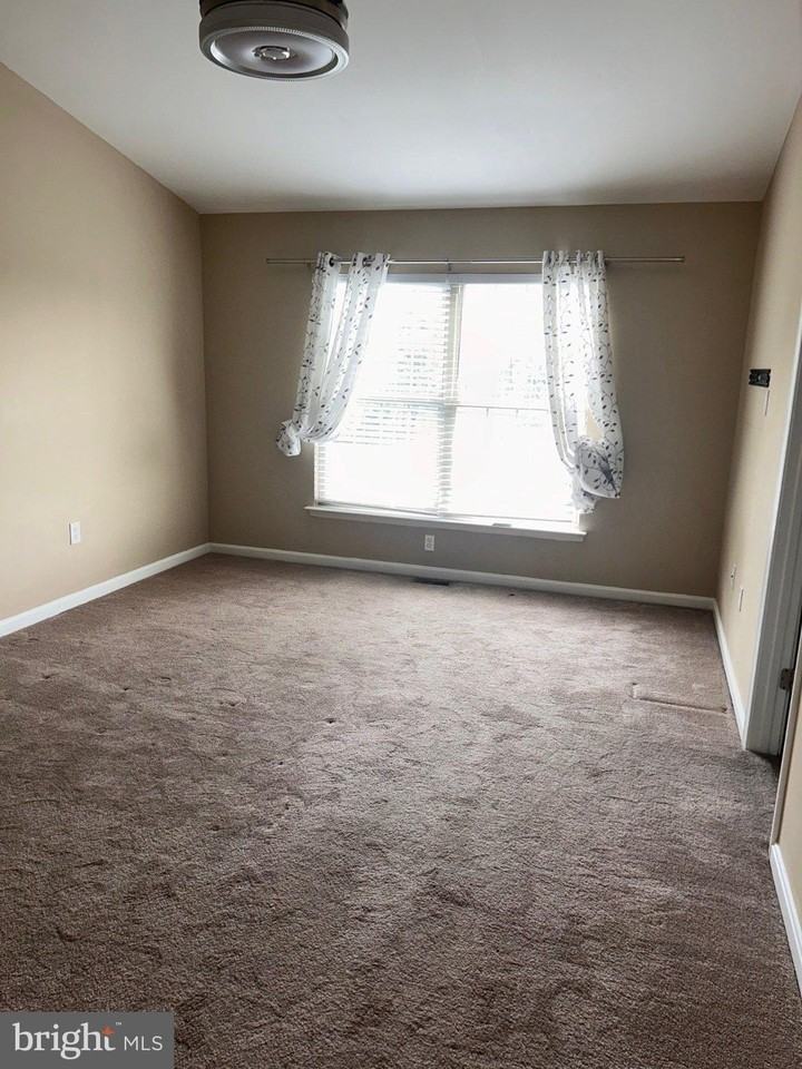 447 Stonehedge Ln - Photo 7 of 10