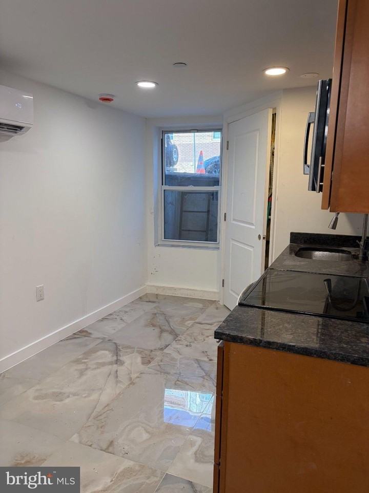 1043 S 6th St - Photo 2 of 11