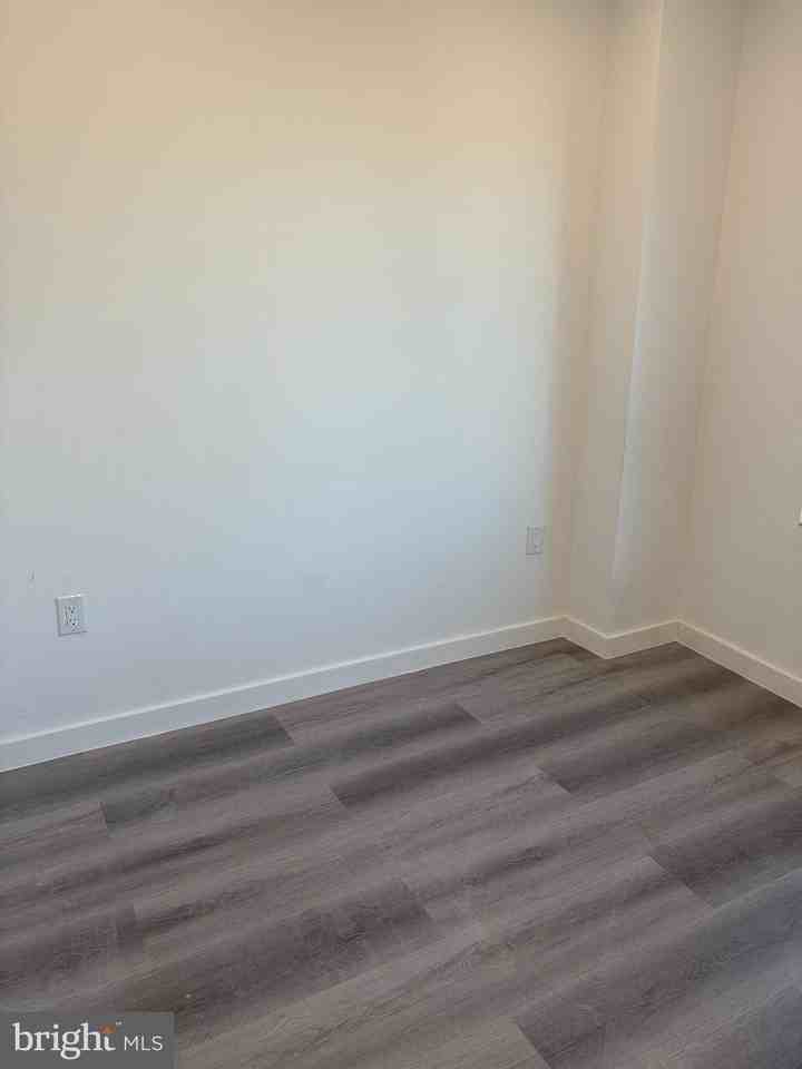 1043 S 6th St - Photo 6 of 11