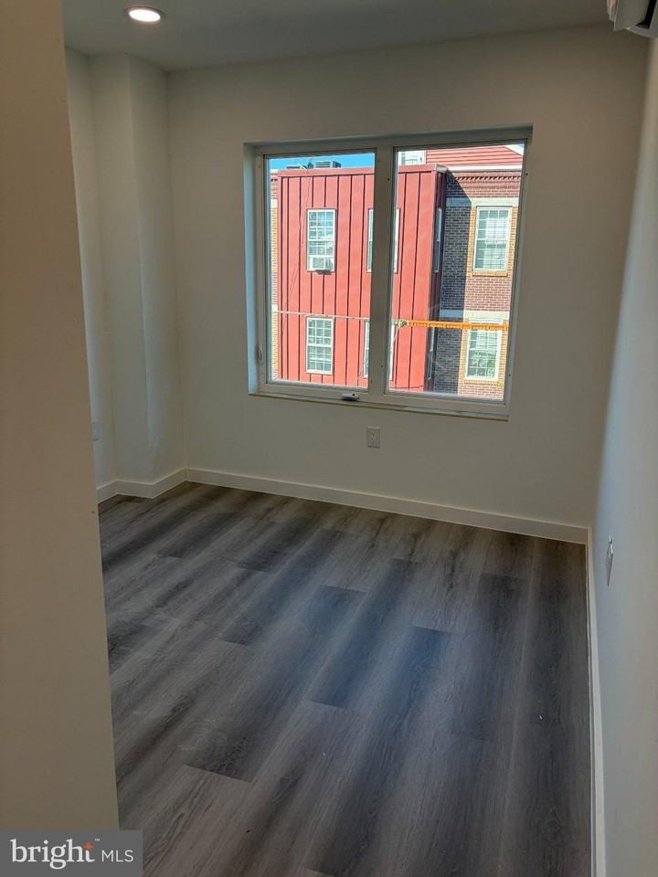 1043 S 6th St - Photo 7 of 11