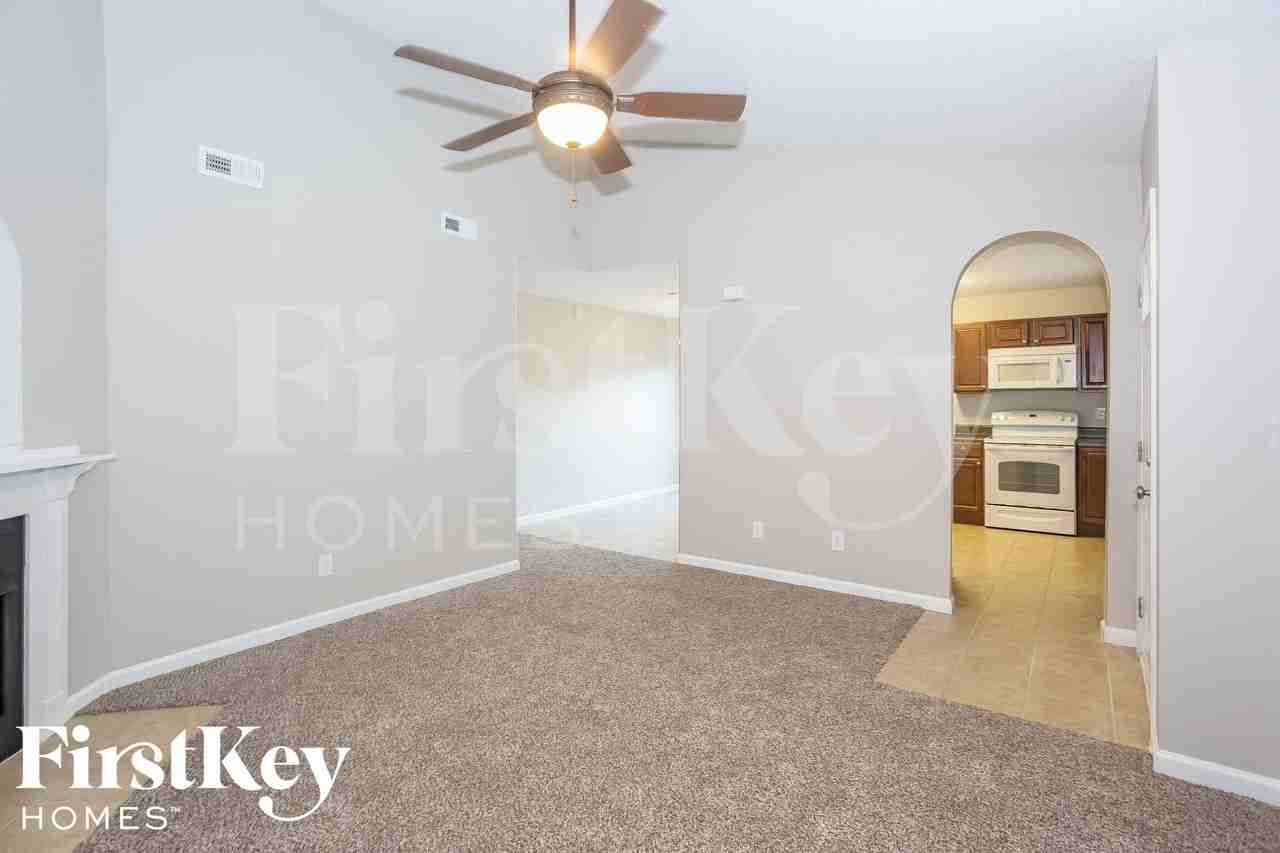 1918 Duke Adam St - Photo 5 of 15