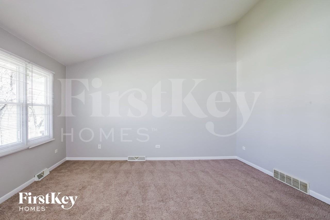 1815 Sheffield Dr - Photo 3 of 15