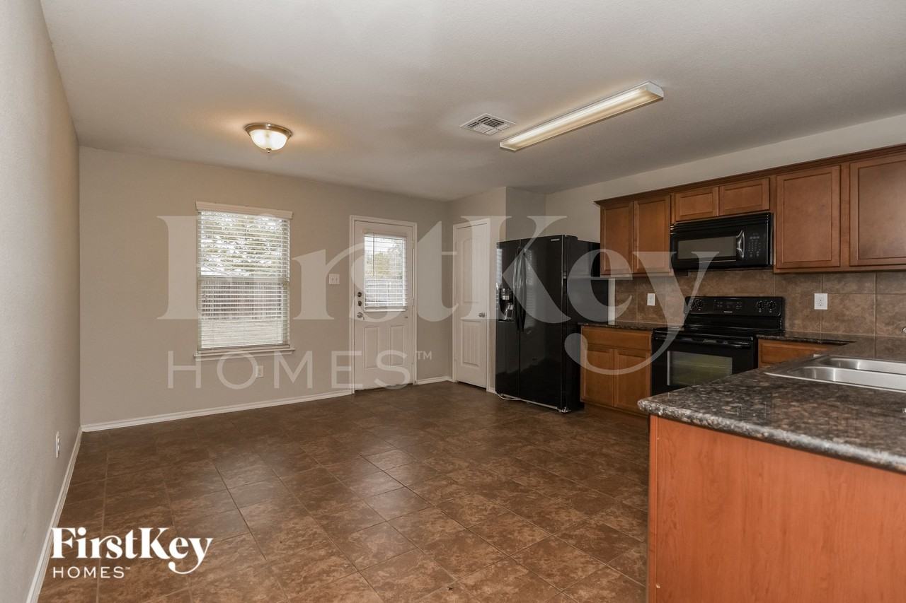 1409 N Houston St - Photo 5 of 17