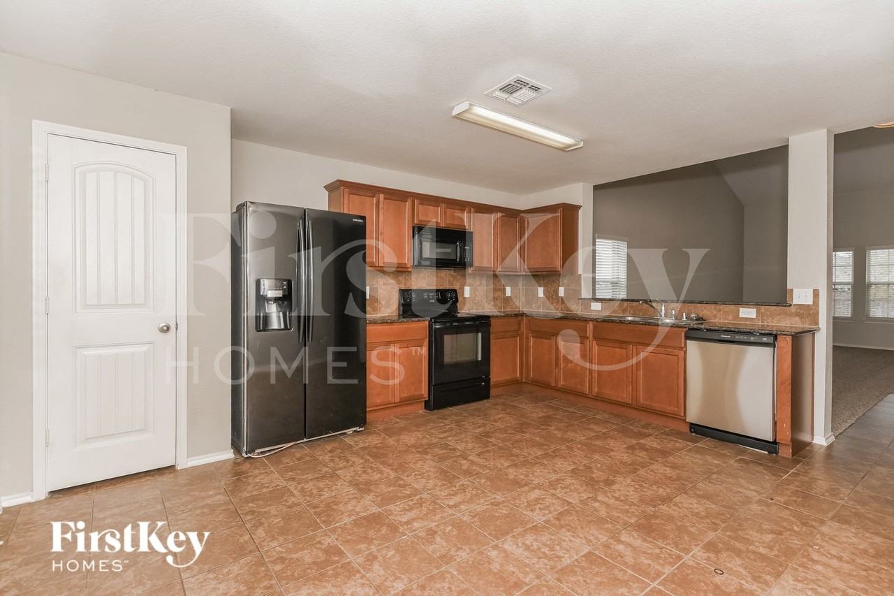 1409 N Houston St - Photo 7 of 17
