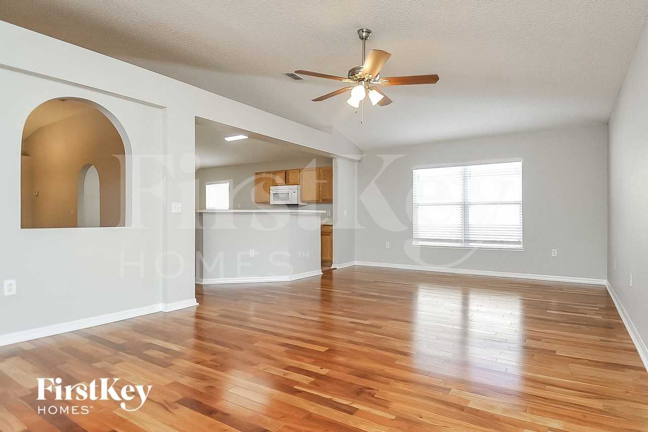 12732 Lake Vista Dr - Photo 2 of 15