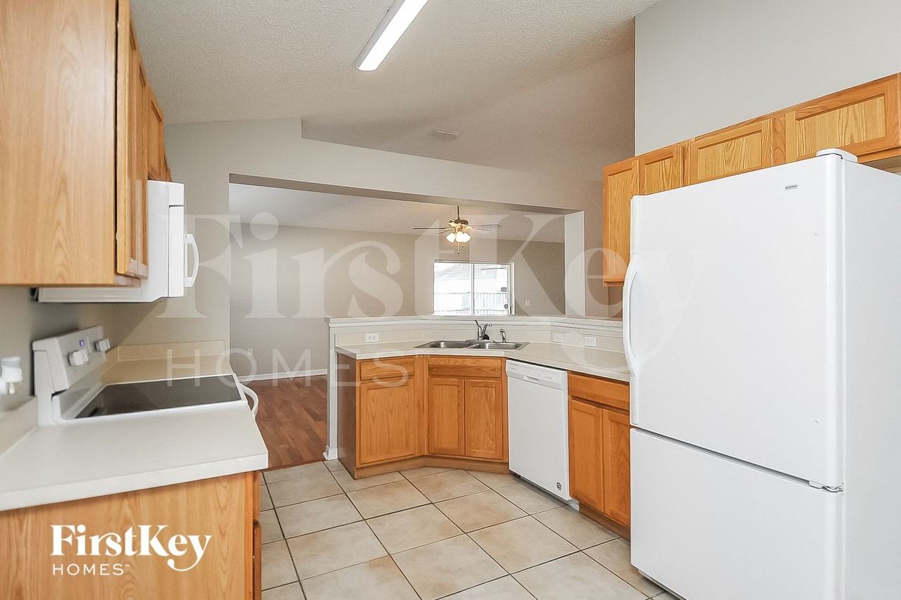 12732 Lake Vista Dr - Photo 7 of 15