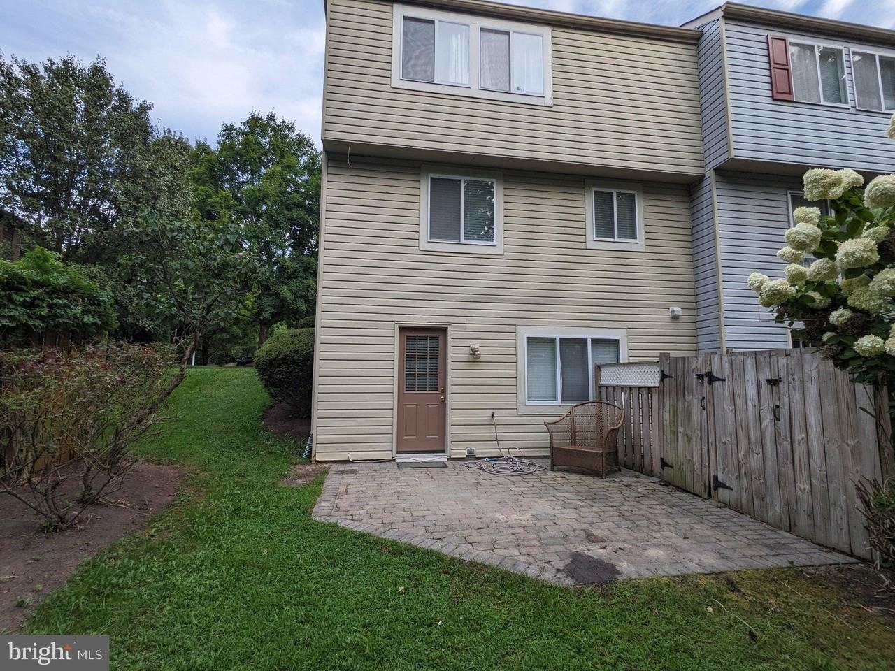 1110 Floyd Pl - Photo 5 of 17