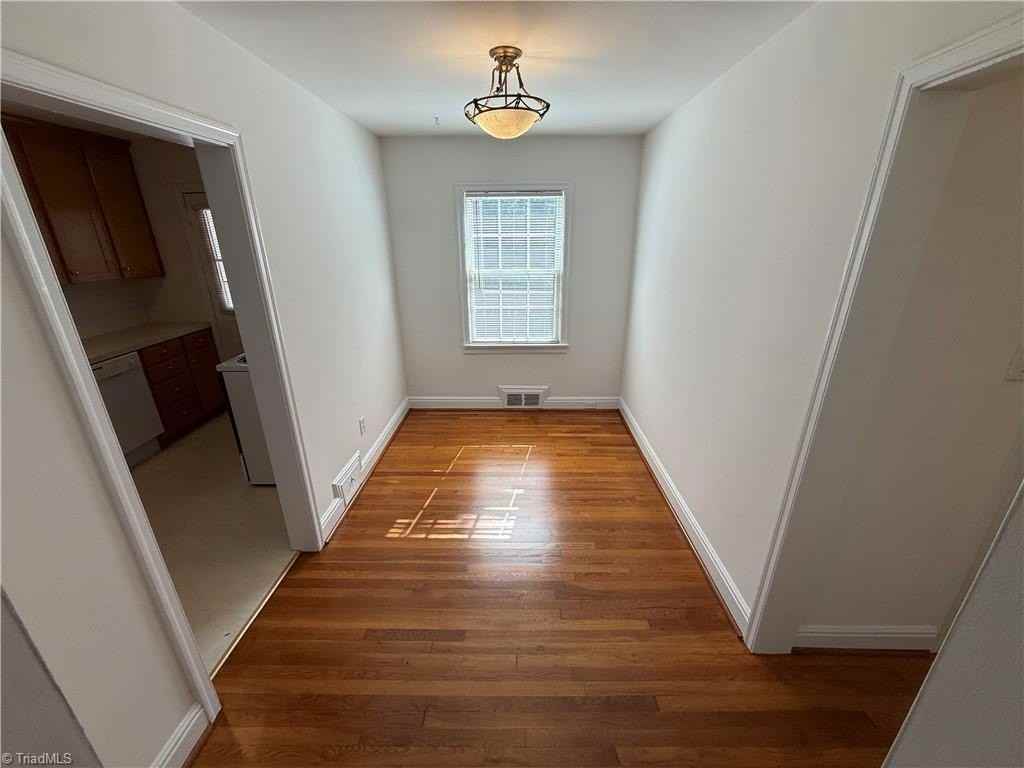 216 Carolina Cir - Photo 4 of 16